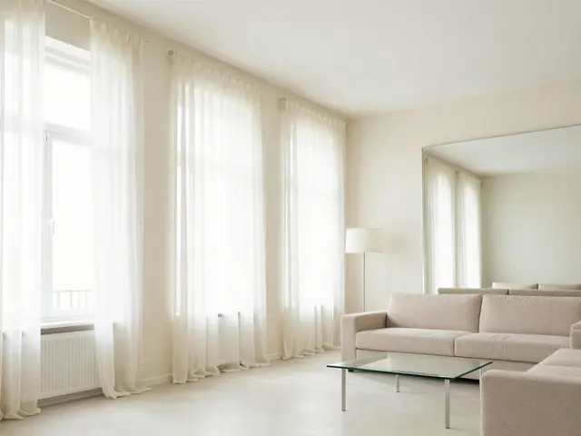 Kleine Wohnzimmer größer wirken lassen: 12 praktische Tipps für mehr Raumgefühl