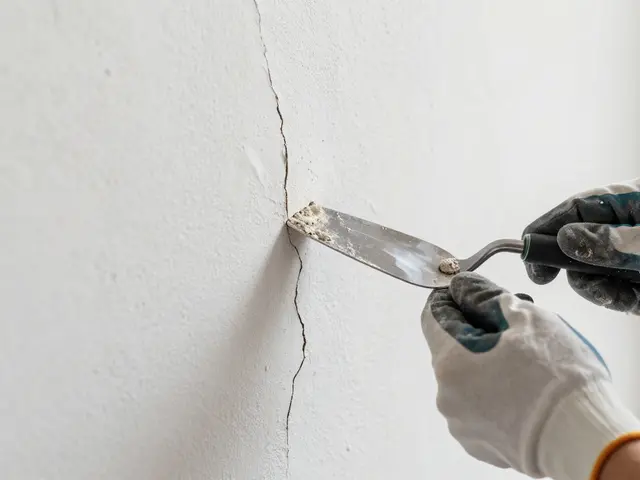 Wandrisse reparieren: Spachteln und Streichen richtig machen